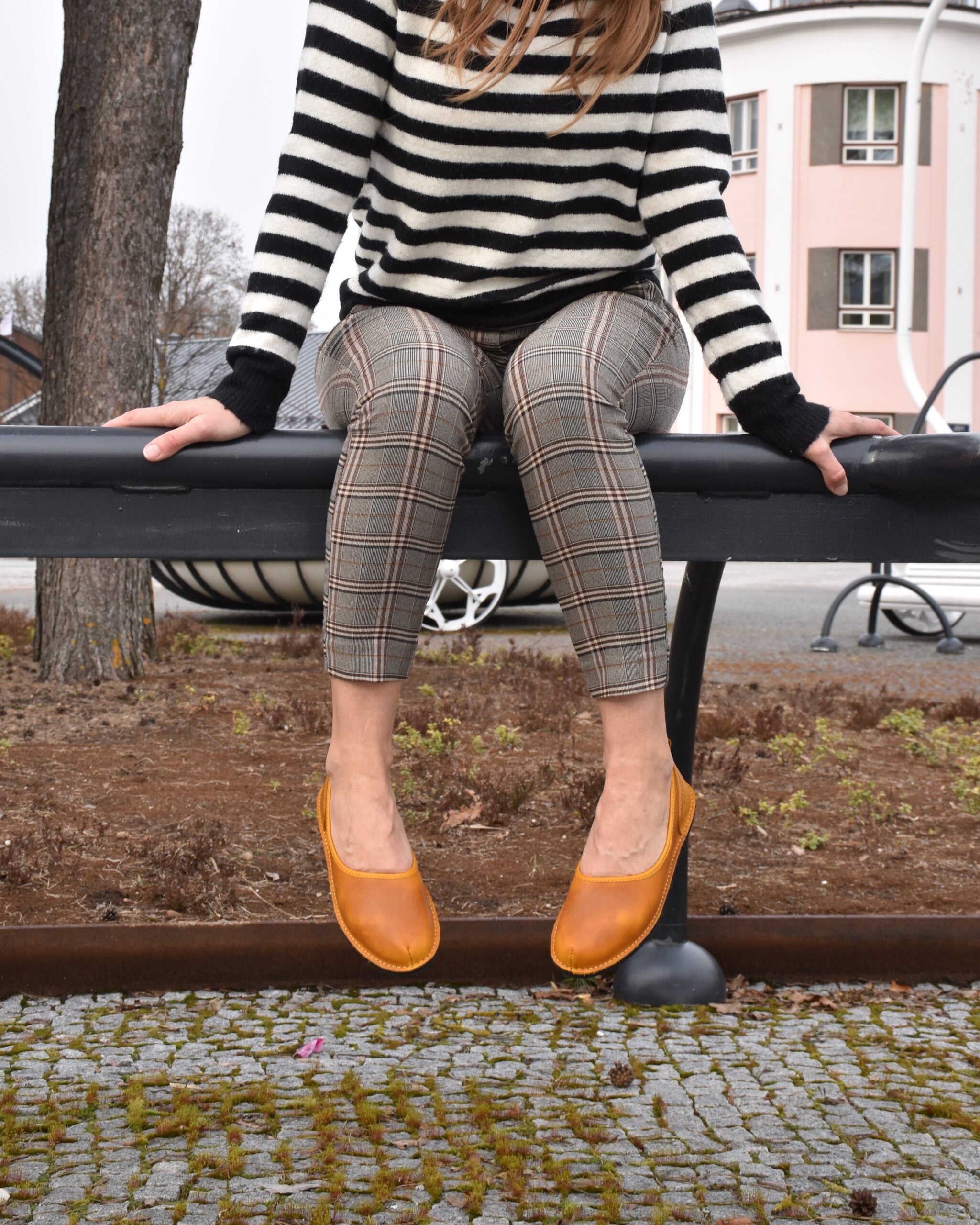 Chaussures Kuutsid OmaKing en cuir jaune, vue trois quarts