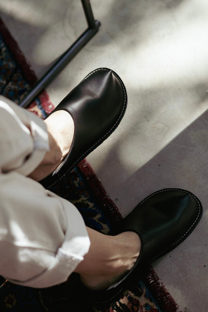Slip-on TOKU Tokyo unisexes en cuir noir, vue verticale