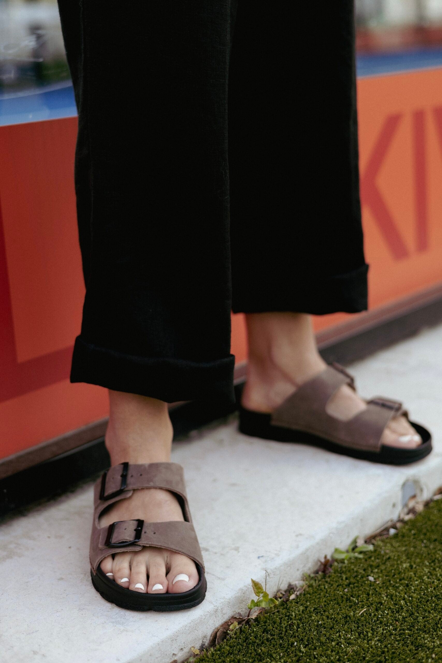 Sandales Meeliku en cuir marron et noir, détail de la semelle