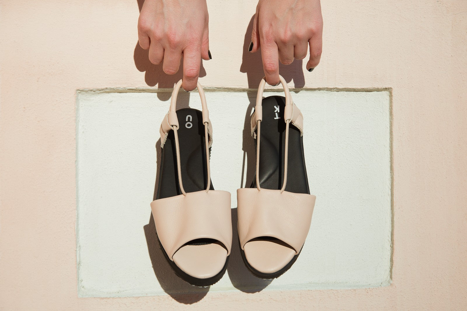 Sandales TOKU Berlin en cuir nude, vue lifestyle