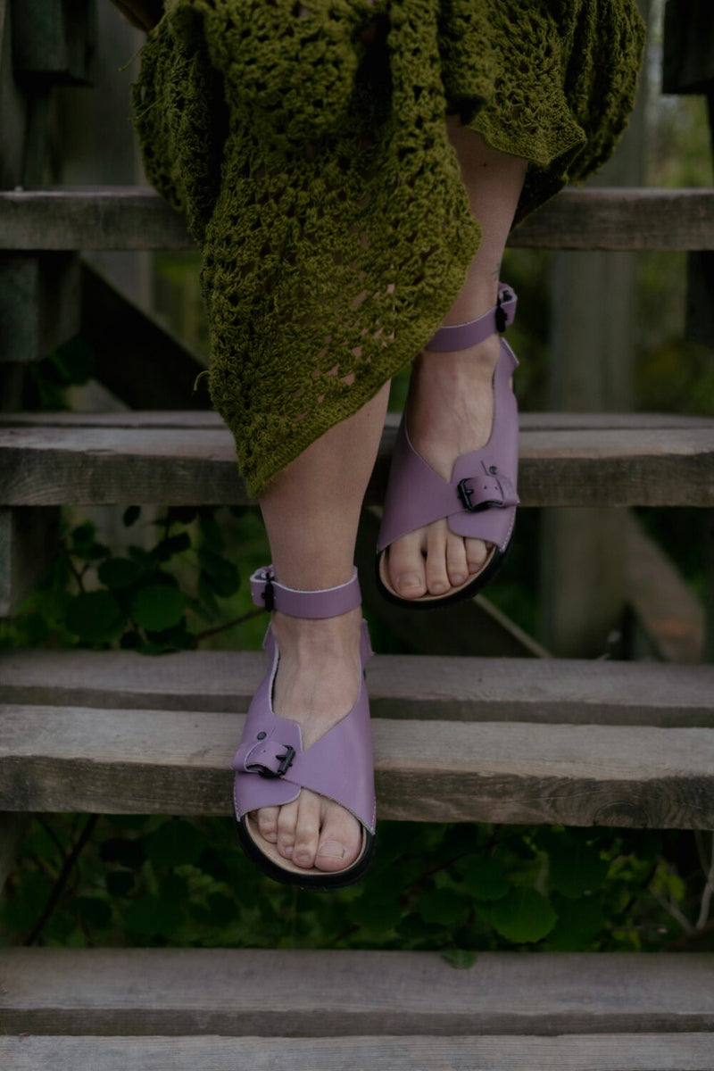 Sandales TOKU Athens en cuir orchidée dans la nature, vue lifestyle
