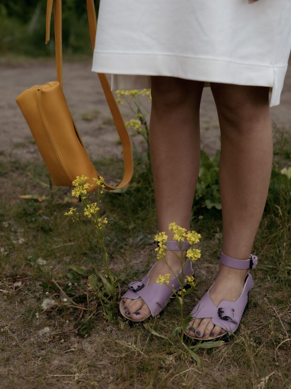 Sandales TOKU Athens OmaKing en cuir orchidée, vue lifestyle