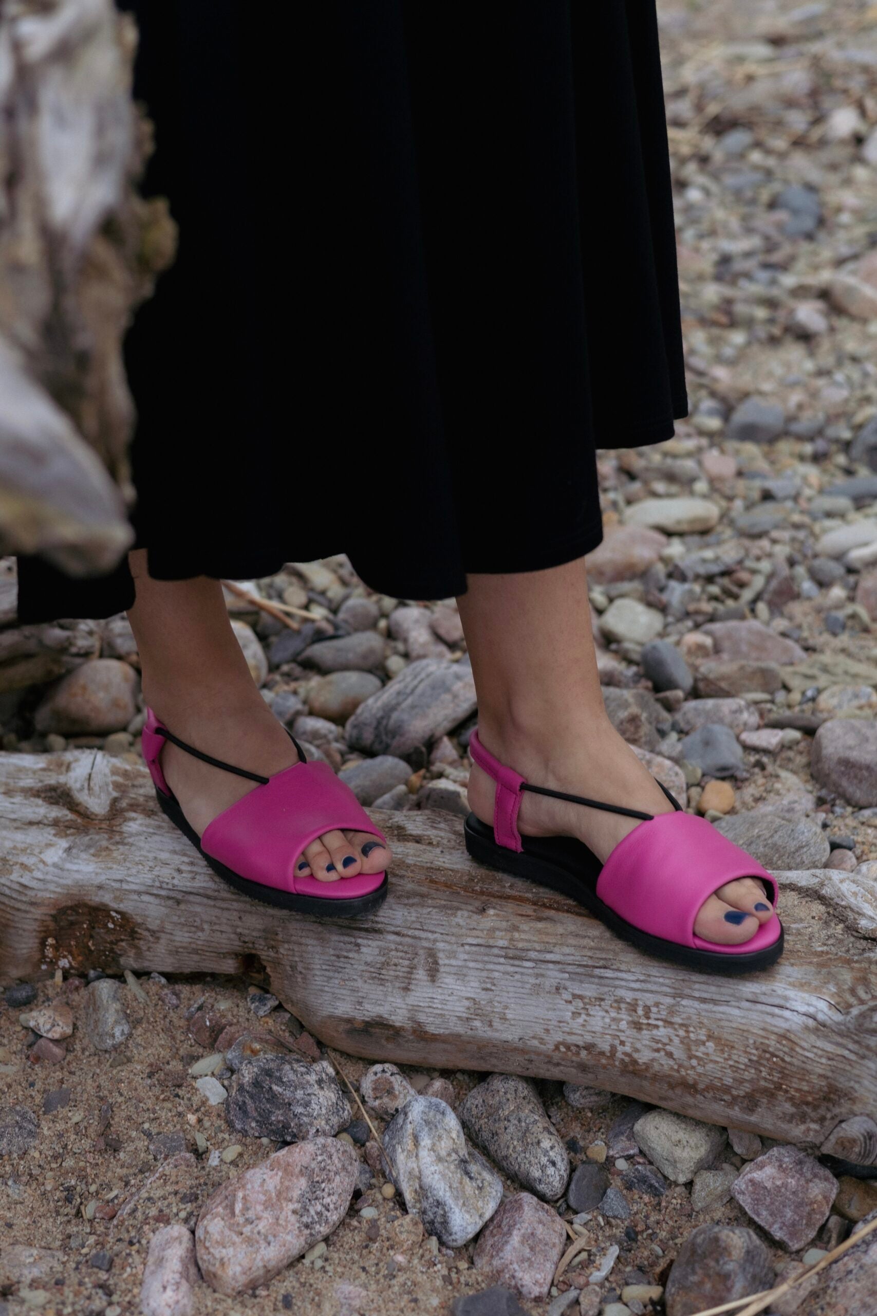 Sandales TOKU Berlin en cuir rose dans la nature, vue lifestyle
