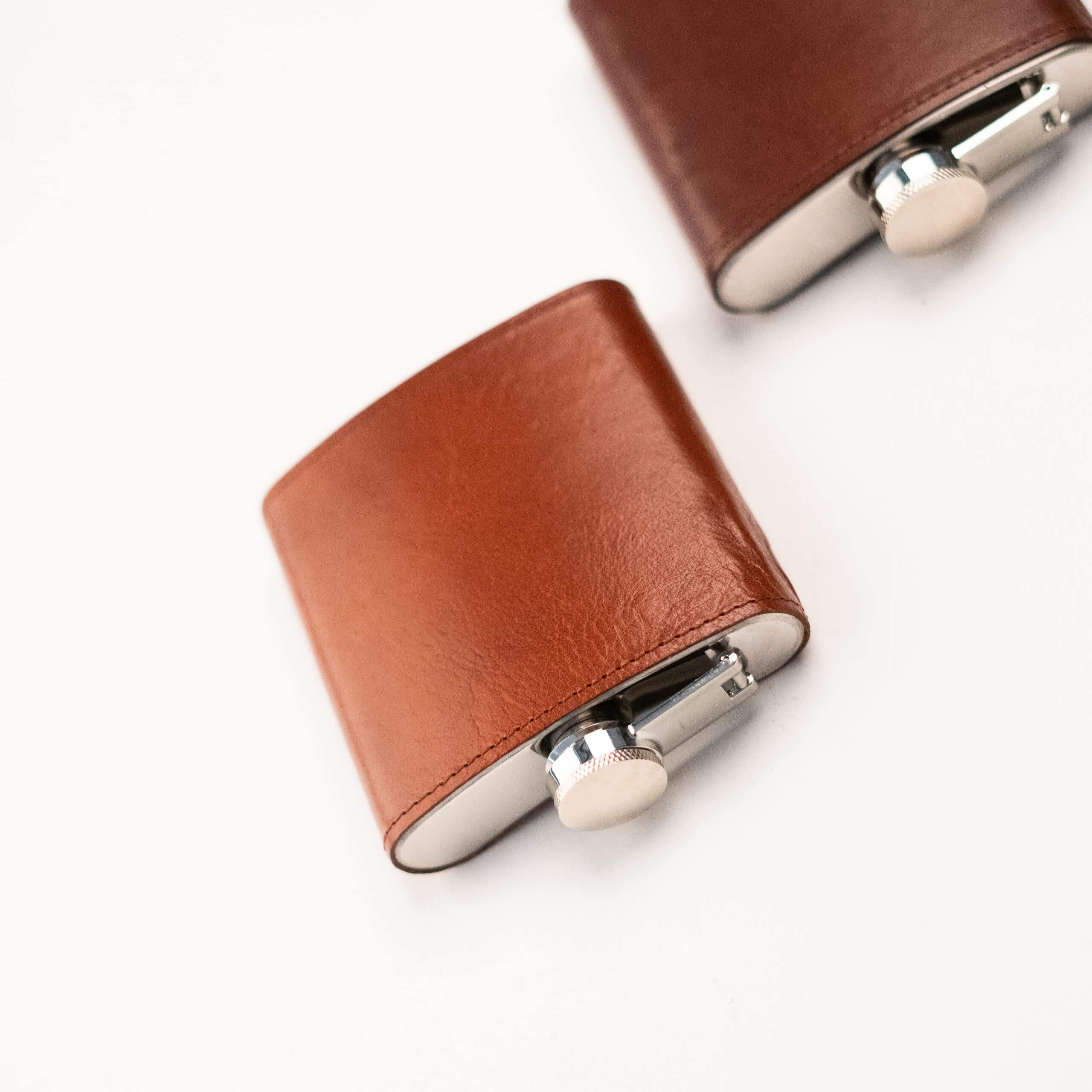 Flasque de poche n°21 en cuir cognac et inox, fermeture bois artisanale