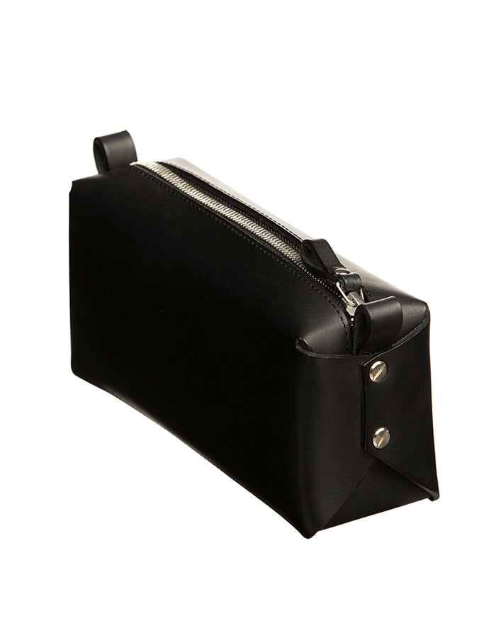 Trousse de maquillage en cuir noir Double-Decker Stella Soomlais, vue de trois quarts avec zip fermé