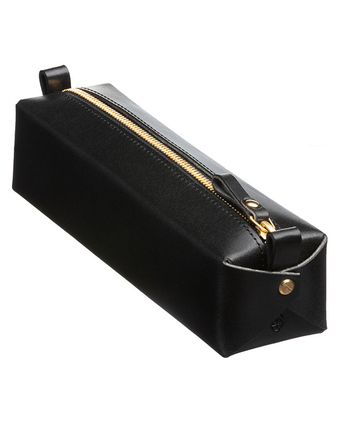 Trousse en cuir noir Single-Decker Stella Soomlais, vue de trois quarts avec zip laiton doré