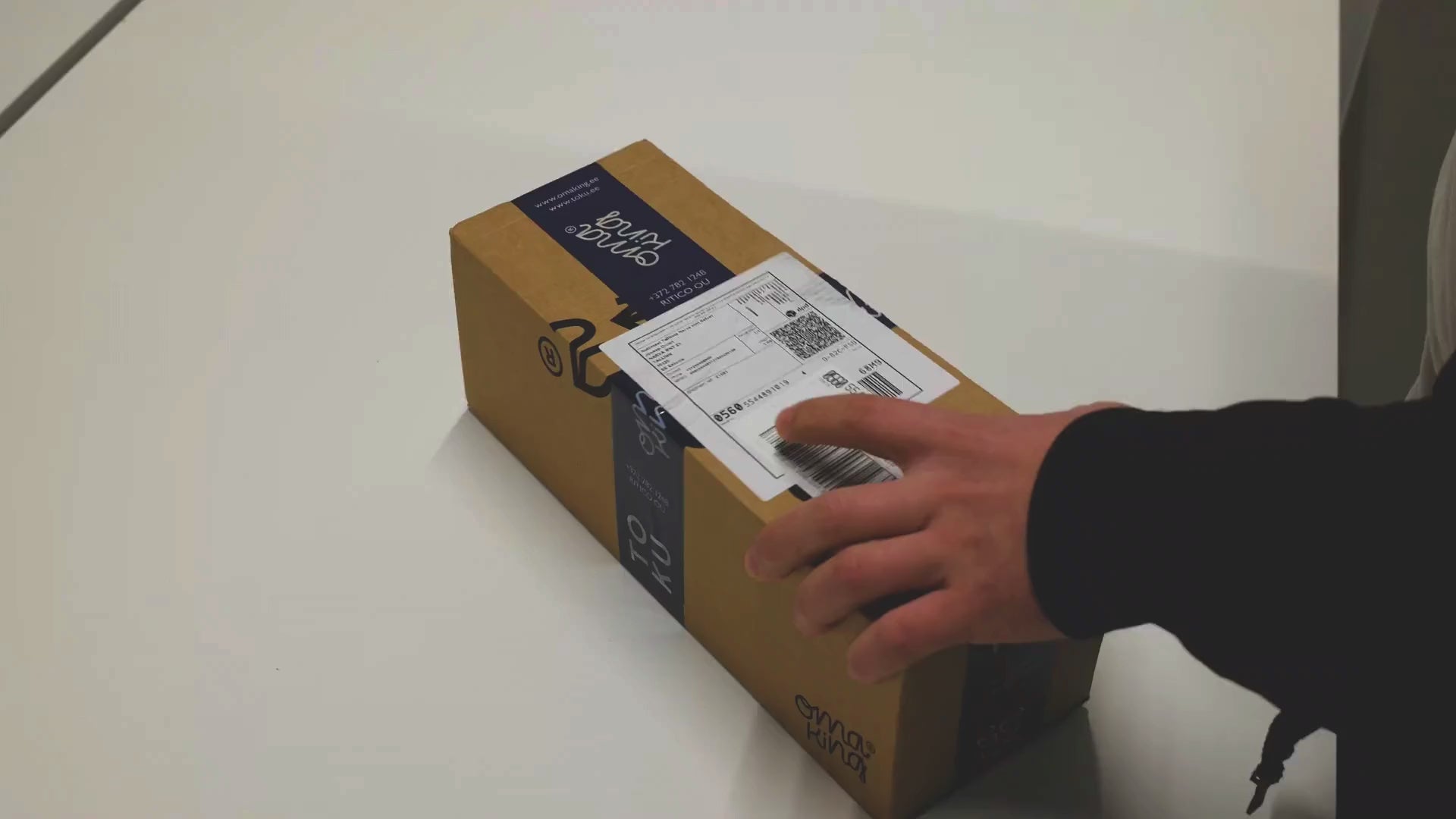 Unboxing des pantoufles en cuir marron - Omaking TOKU Sulbi