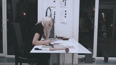 Présentation des cabas HENNES et HOF de Nordhale : dessins des modèles, choix des matières et étapes de confection en atelier.