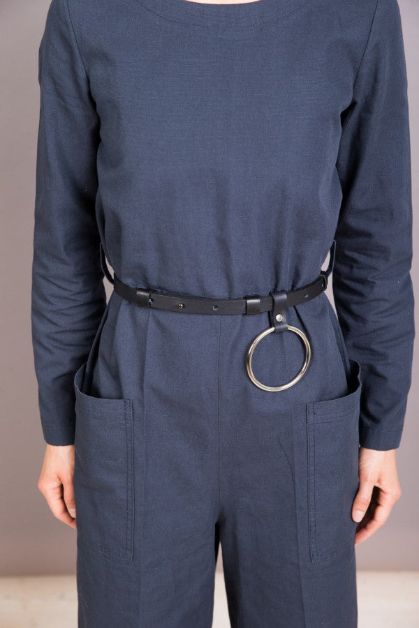 Ceinture PYKOK en cuir noir avec chaîne, vue verticale