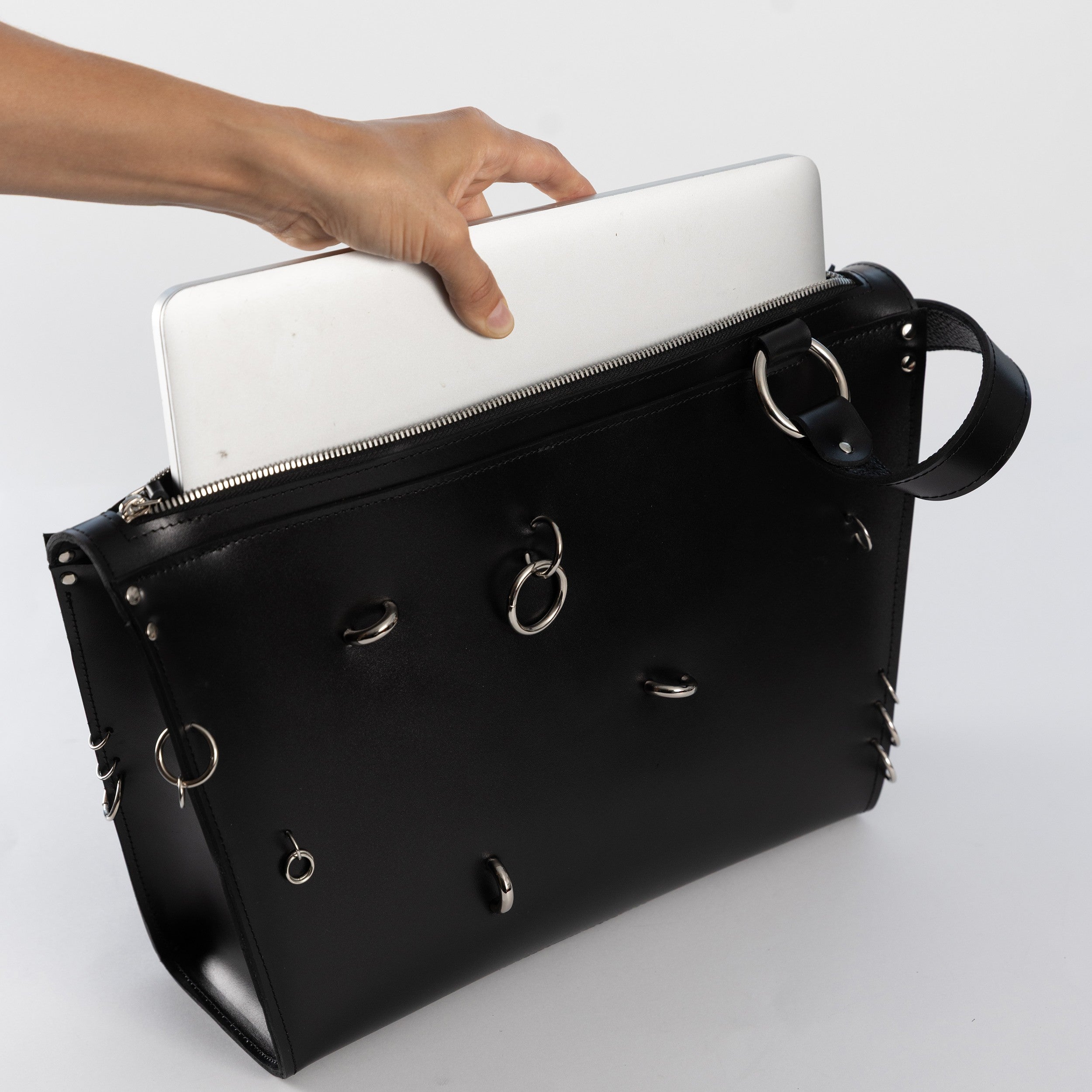 Sac à main PYKOK Arina en cuir, vue produit