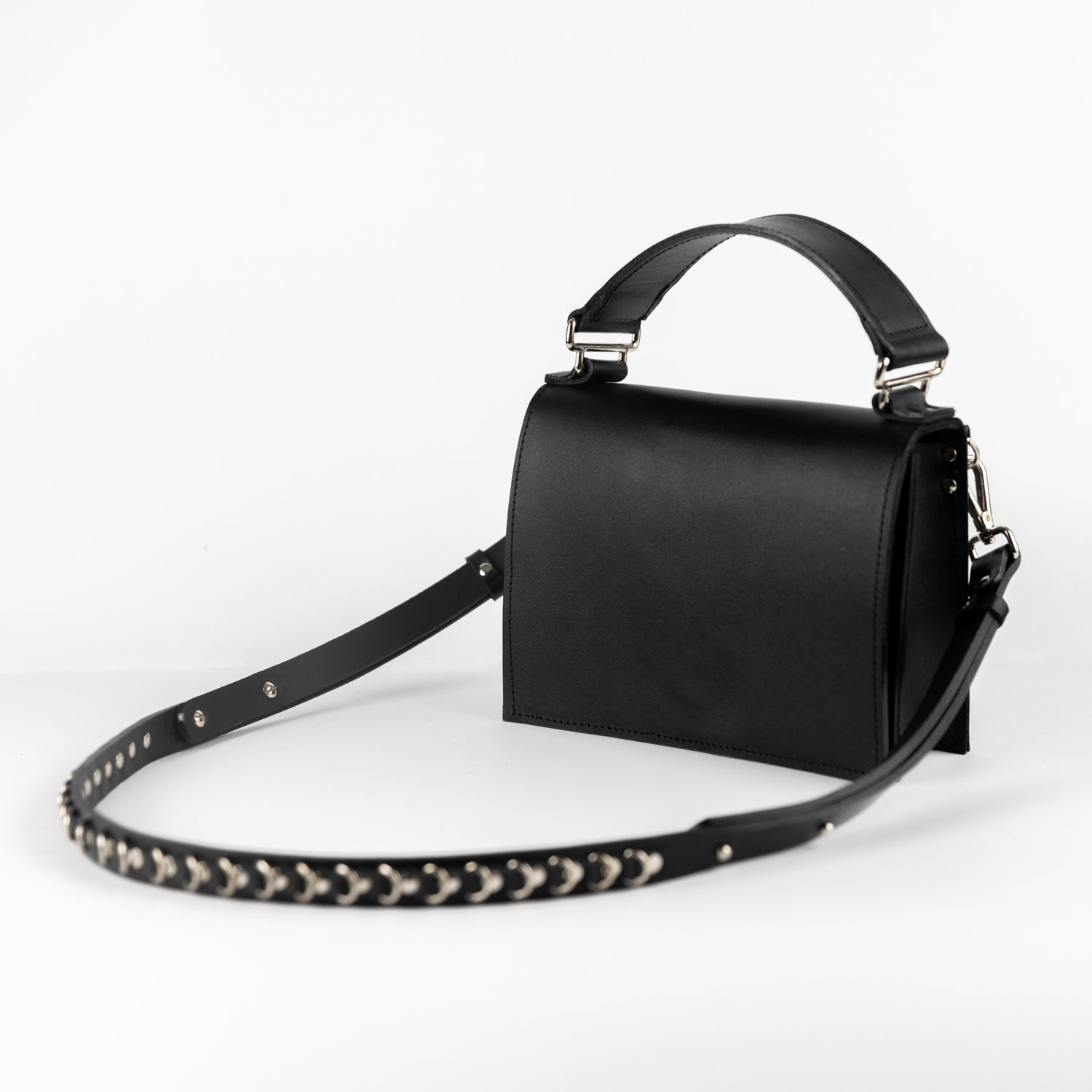 Sac à main PYKOK Lila Mini en cuir noir, vue éditoriale