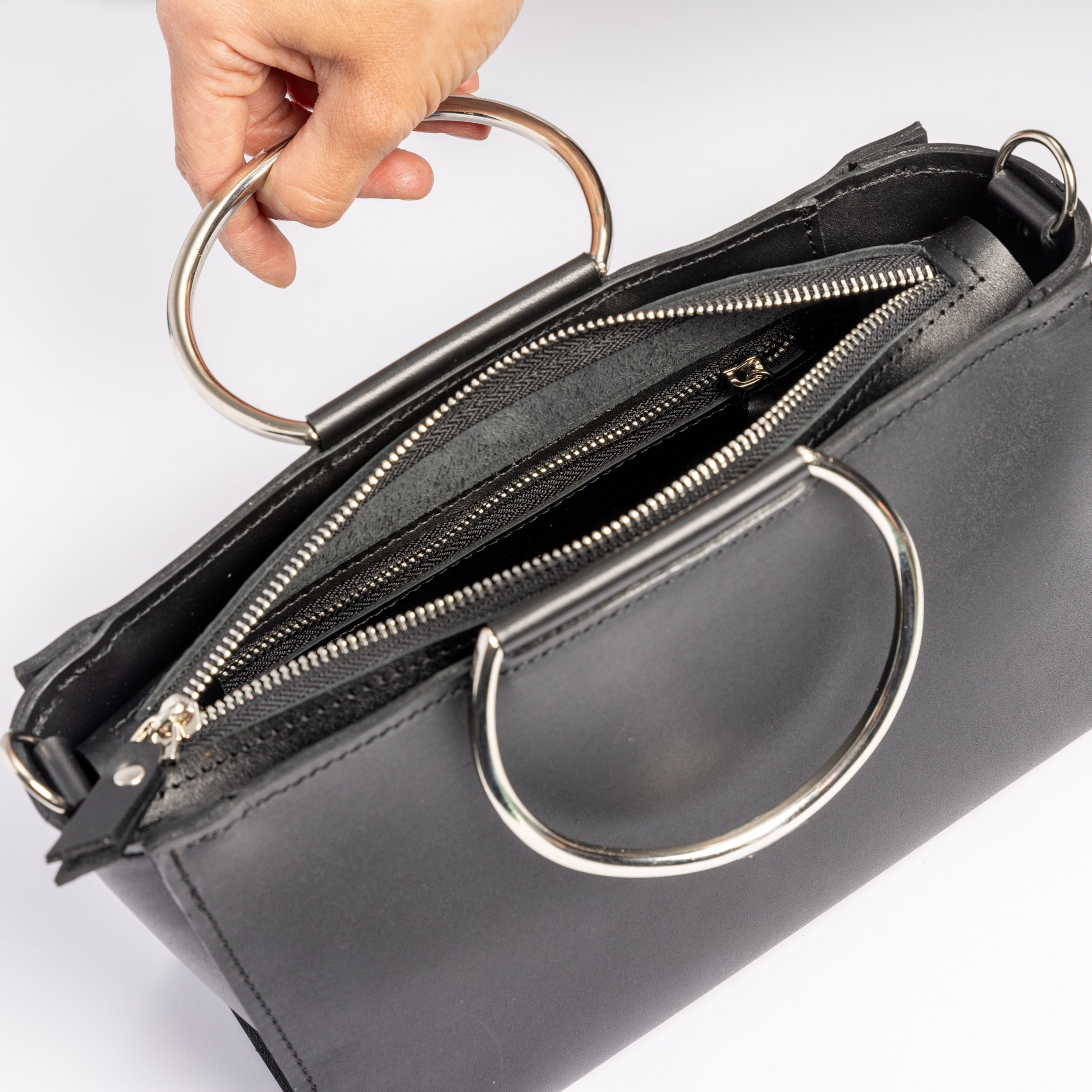Sac à main PYKOK Maria Mini en cuir, vue éditoriale