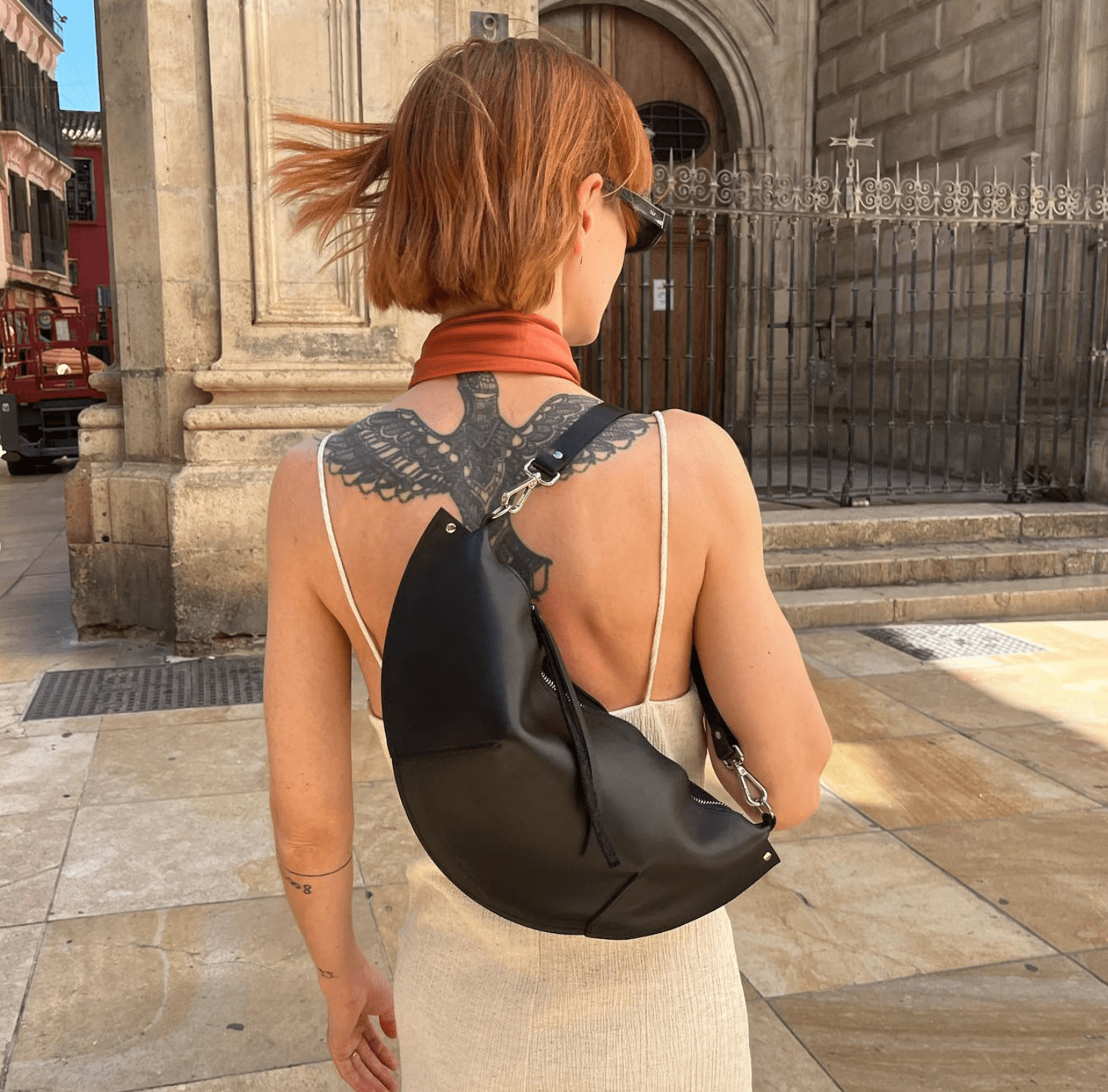 Sac à main PYKOK Olivia en cuir noir, vue éditoriale alternative