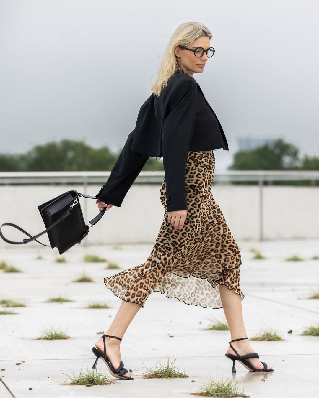 Femme marchant avec sac PYKOK, vue lifestyle