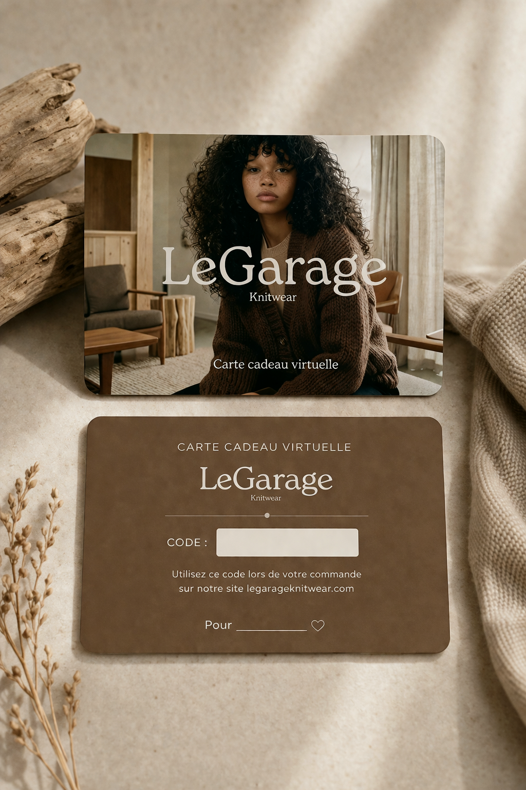 Carte-cadeau virtuelle avec un design sobre, affichant une femme aux cheveux bouclés et des instructions pour lutilisation au verso. Le tout est posé sur une surface en bois naturel.