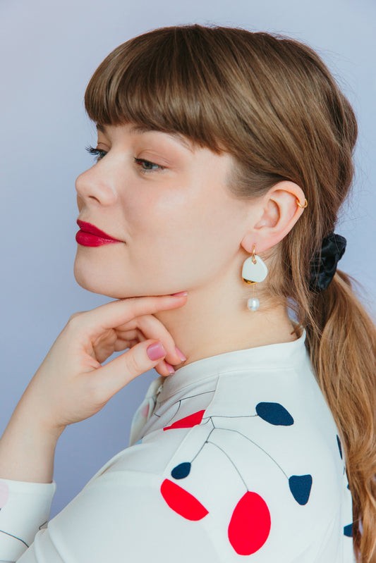 Boucles d'oreilles Arp en perle et porcelaine blanches, vue détaillée
