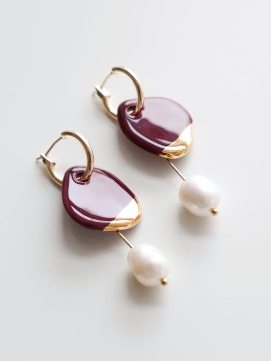 Boucles d'oreilles Arp en perle et porcelaine bordeaux, vue finale