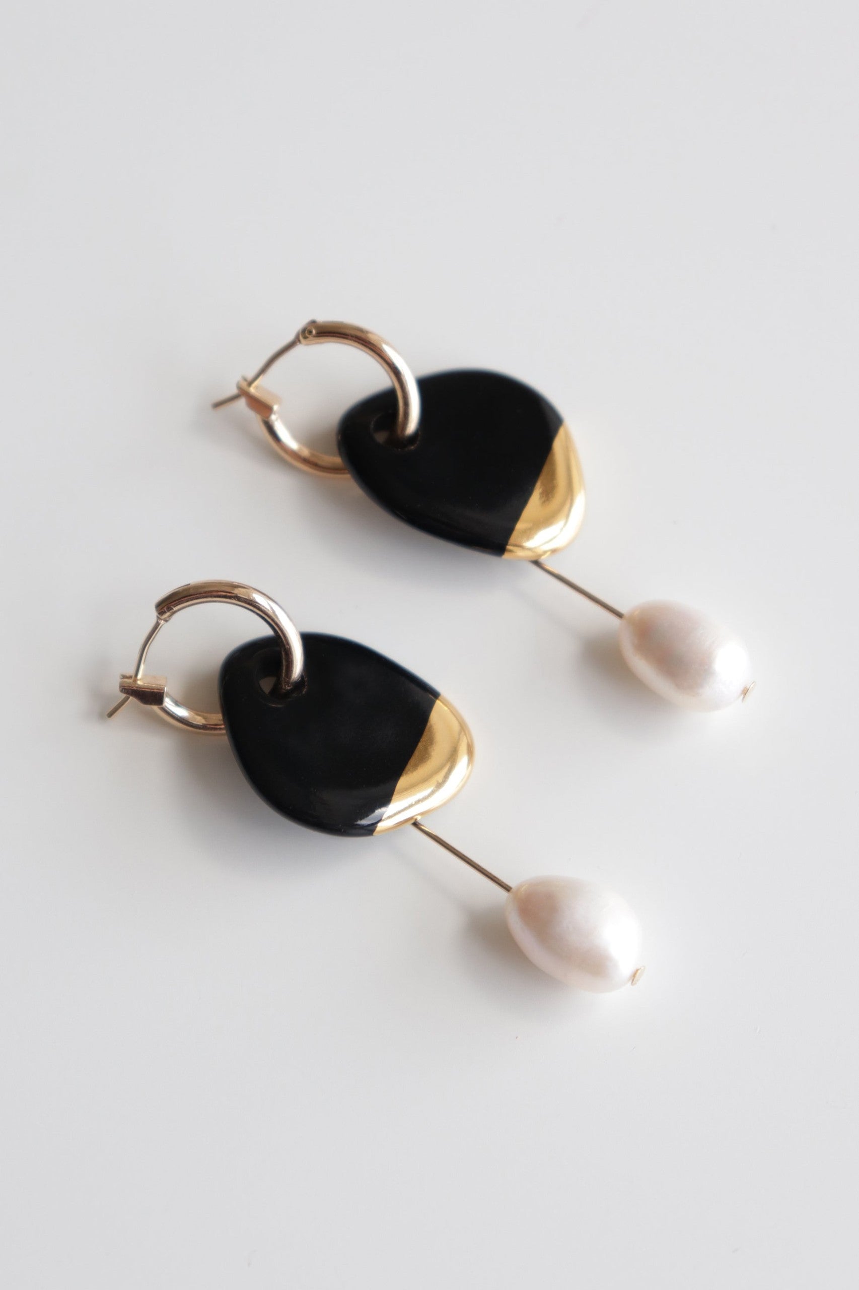 Boucles d'oreilles Arp en perle et porcelaine noires, vue finale