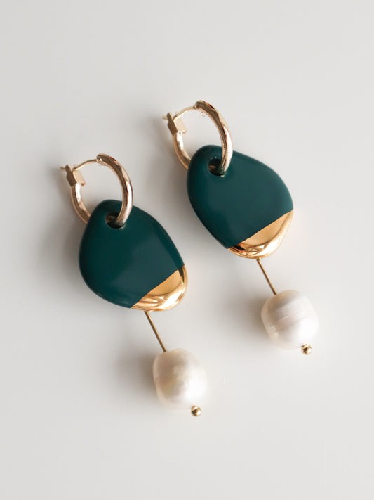 Boucles d'oreilles Arp en perle et porcelaine vert foncé, vue finale