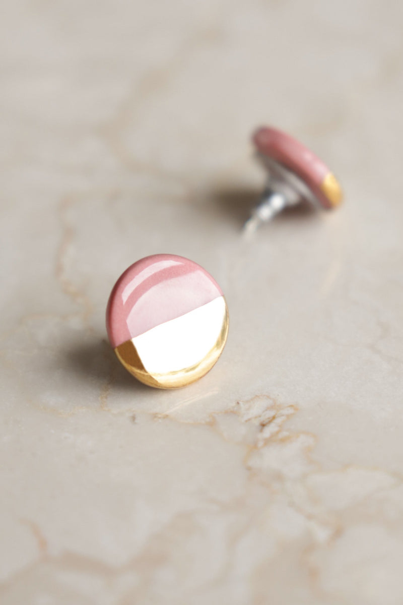 Puces d'oreilles rondes en porcelaine rose et or, vue finale