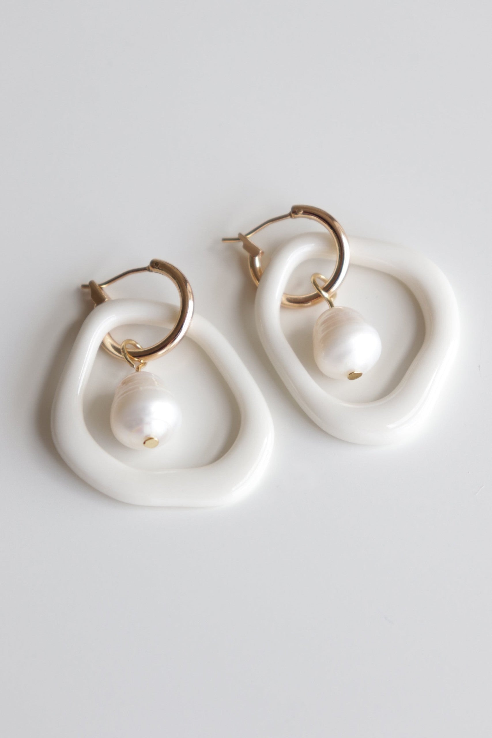 Créoles Arp en perle et porcelaine blanches, vue détaillée