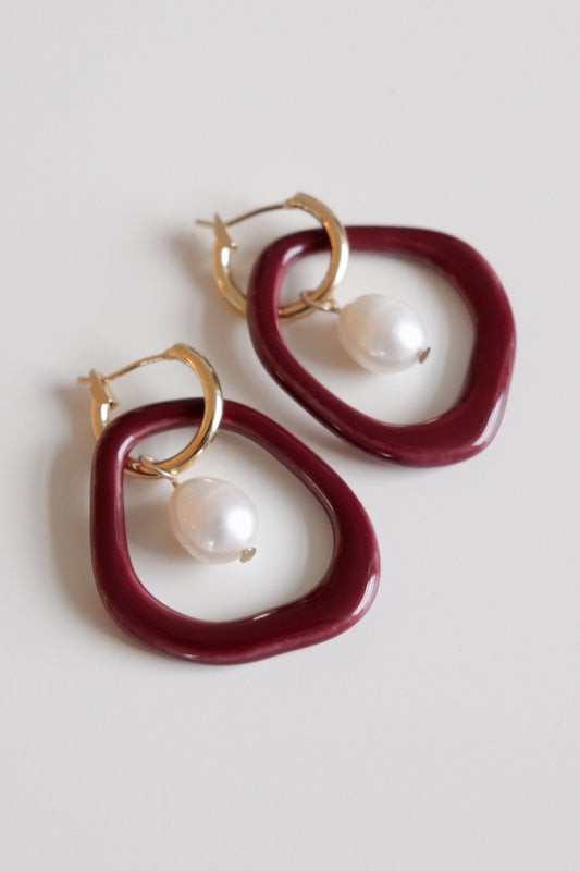 Créoles Arp en perle et porcelaine bordeaux, vue finale