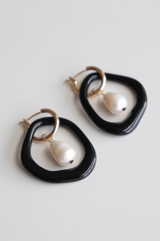 Créoles Arp en perle et porcelaine noires, vue éditoriale