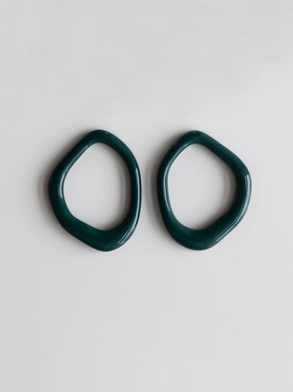 Créoles Arp en perle et porcelaine vert foncé, vue verticale