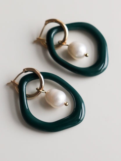 Créoles Arp en perle et porcelaine vert foncé, vue finale