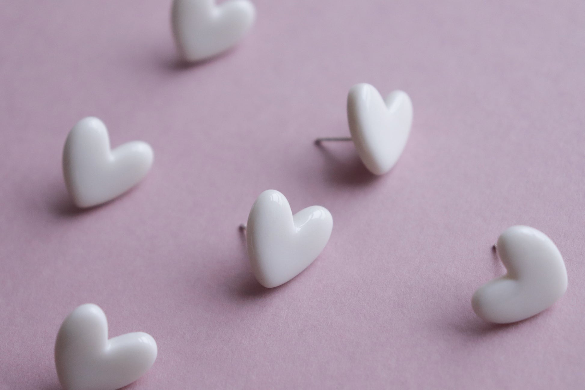 Puces d'oreilles cœur en porcelaine blanche, vue éditoriale alternative