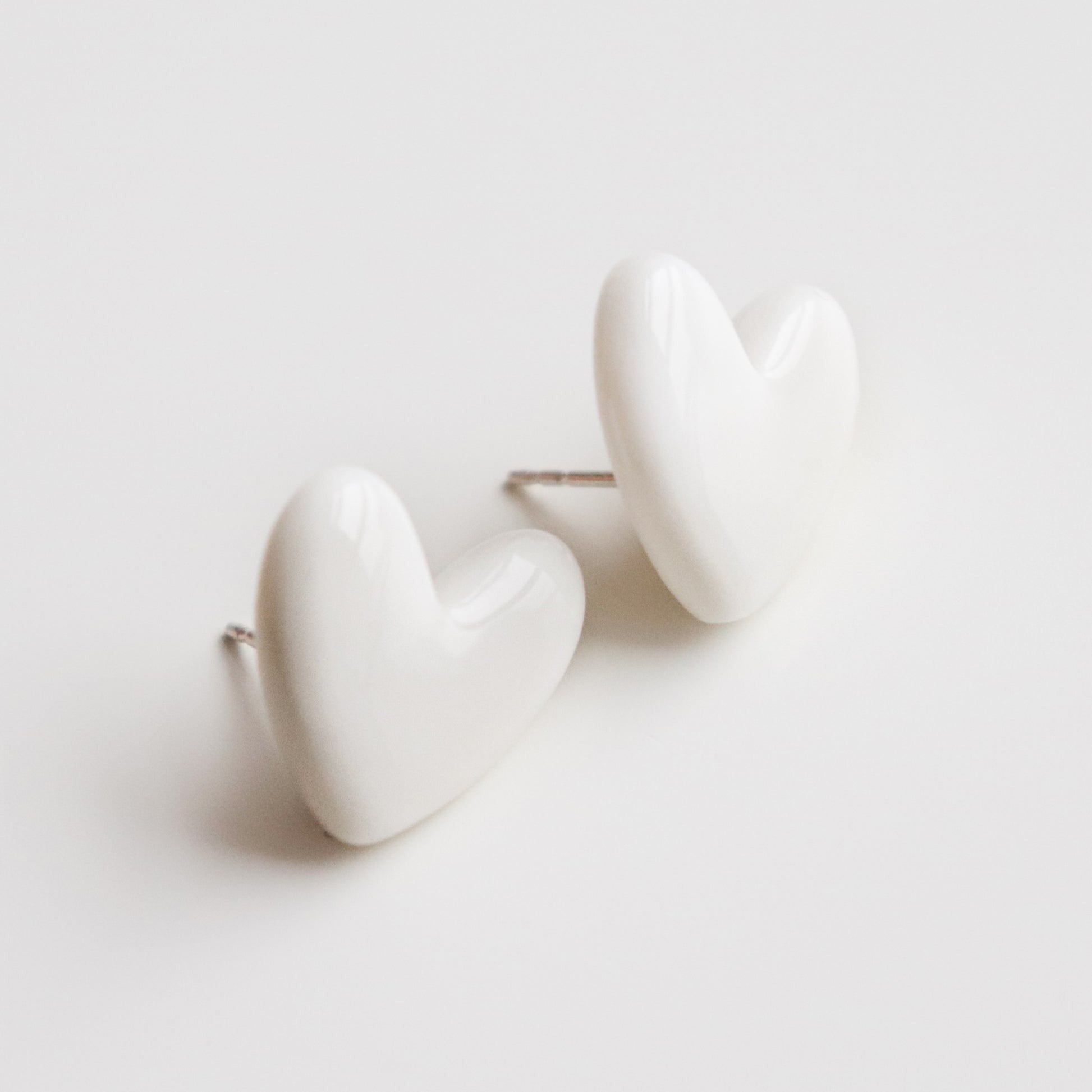 Puces d'oreilles cœur en porcelaine blanche, vue finale
