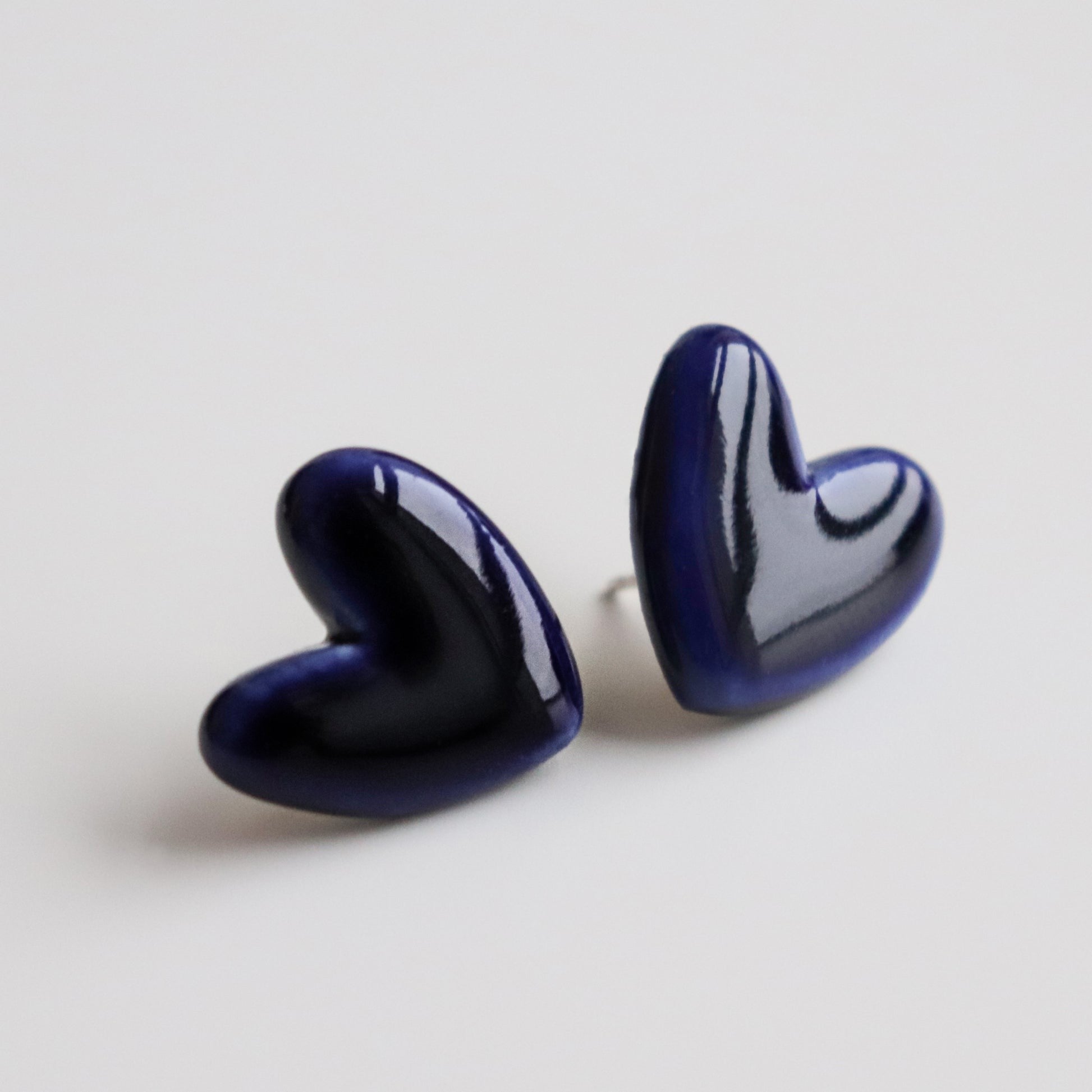 Puces d'oreilles cœur en porcelaine bleu, vue produit