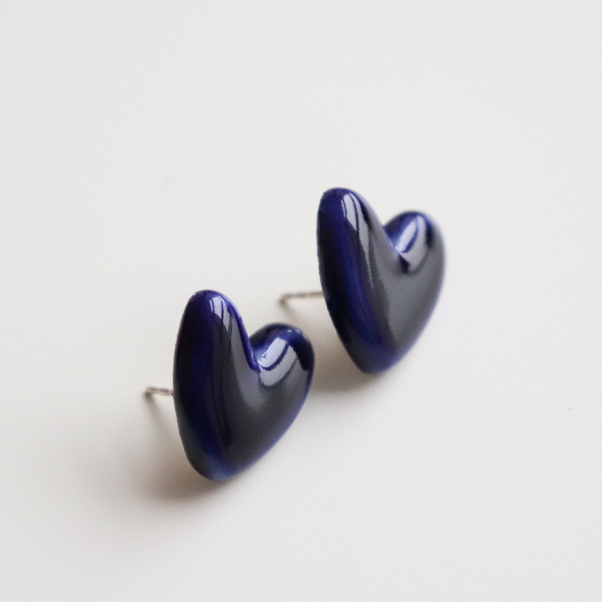 Puces d'oreilles cœur en porcelaine bleu, vue détaillée