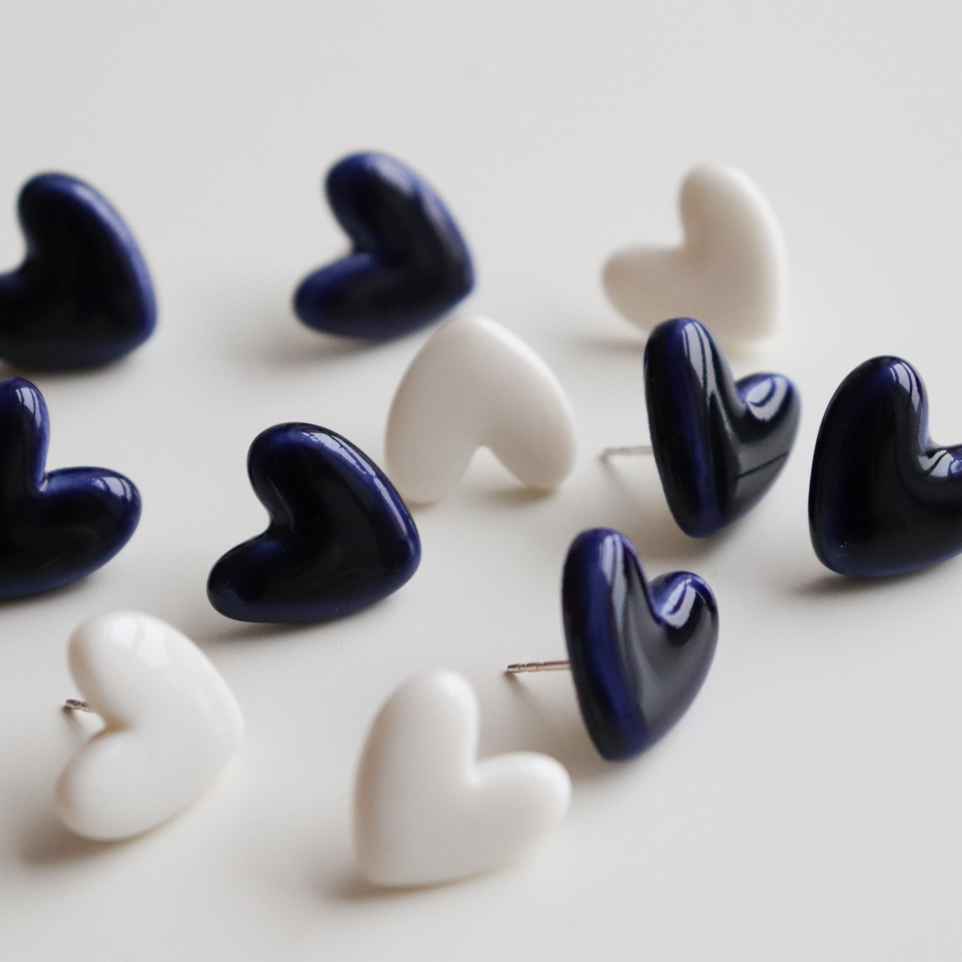 Puces d'oreilles cœur en porcelaine bleu, vue verticale