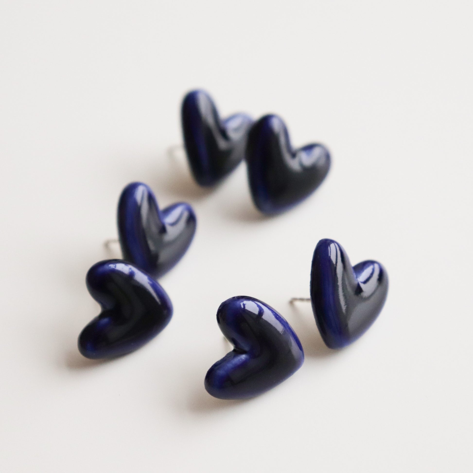 Puces d'oreilles cœur en porcelaine bleu, vue horizontale