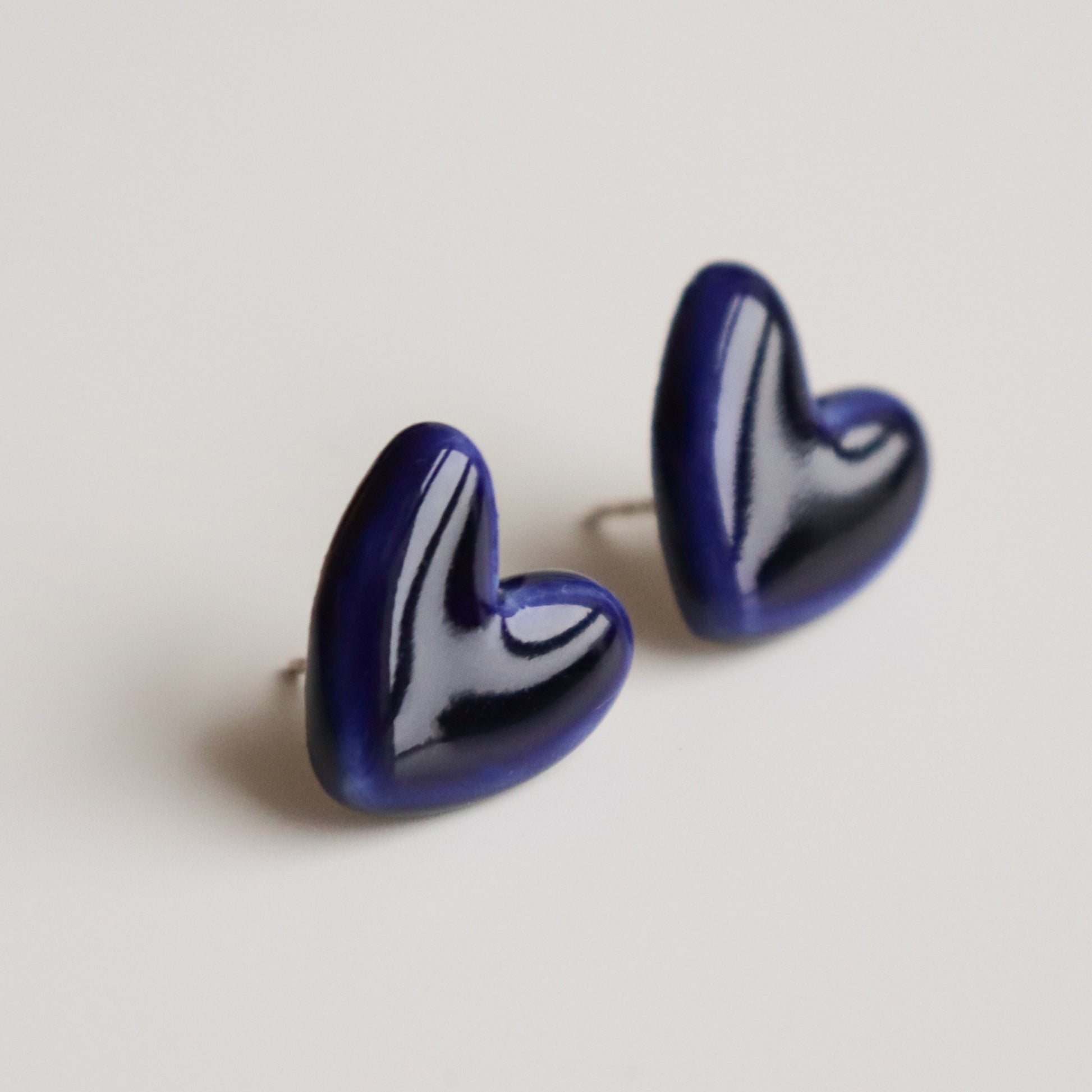 Puces d'oreilles cœur en porcelaine bleu, vue finale