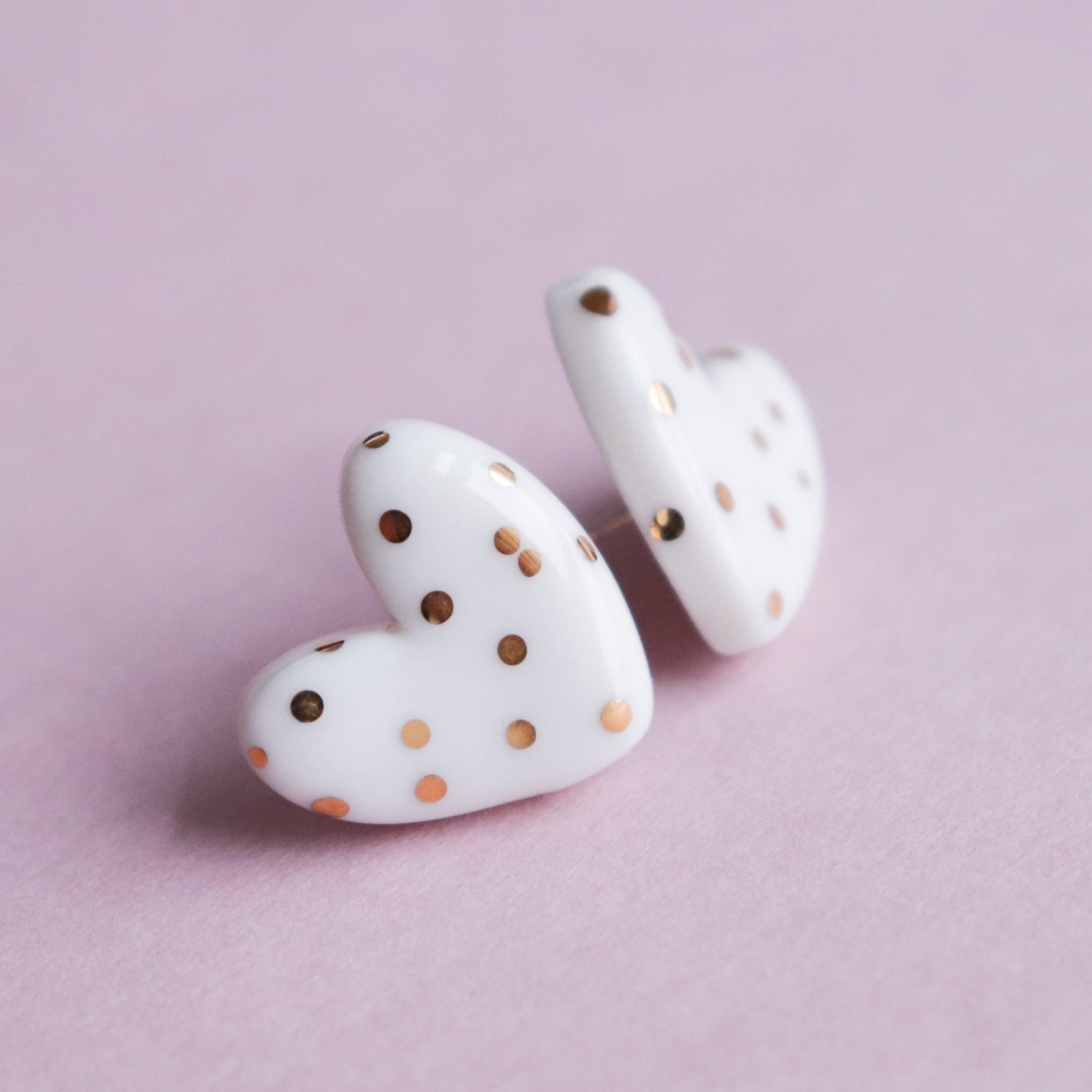 Puces d'oreilles cœur en porcelaine pointillée blanche, vue éditoriale
