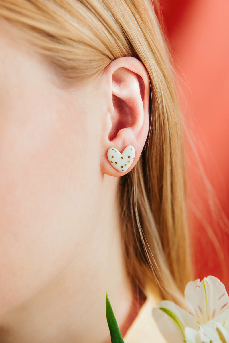 Puces d'oreilles cœur en porcelaine pointillée blanche, vue finale