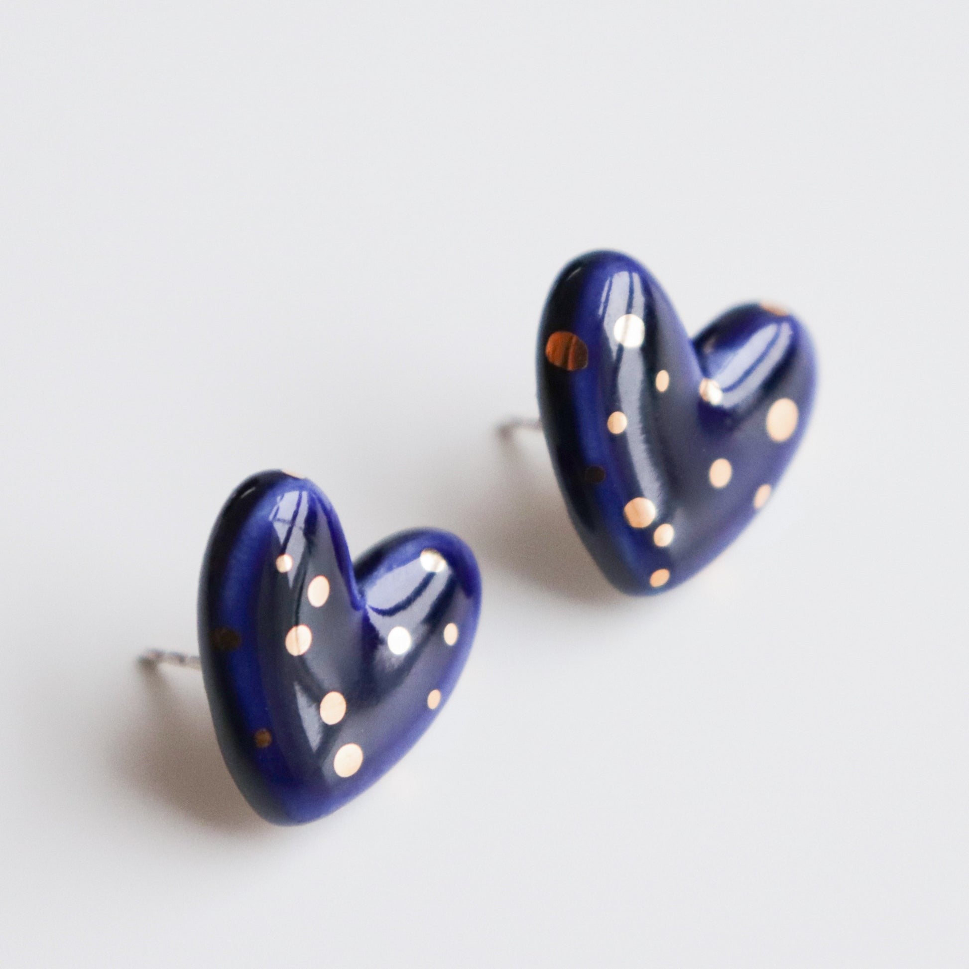 Puces d'oreilles cœur en porcelaine pointillée bleu, vue produit
