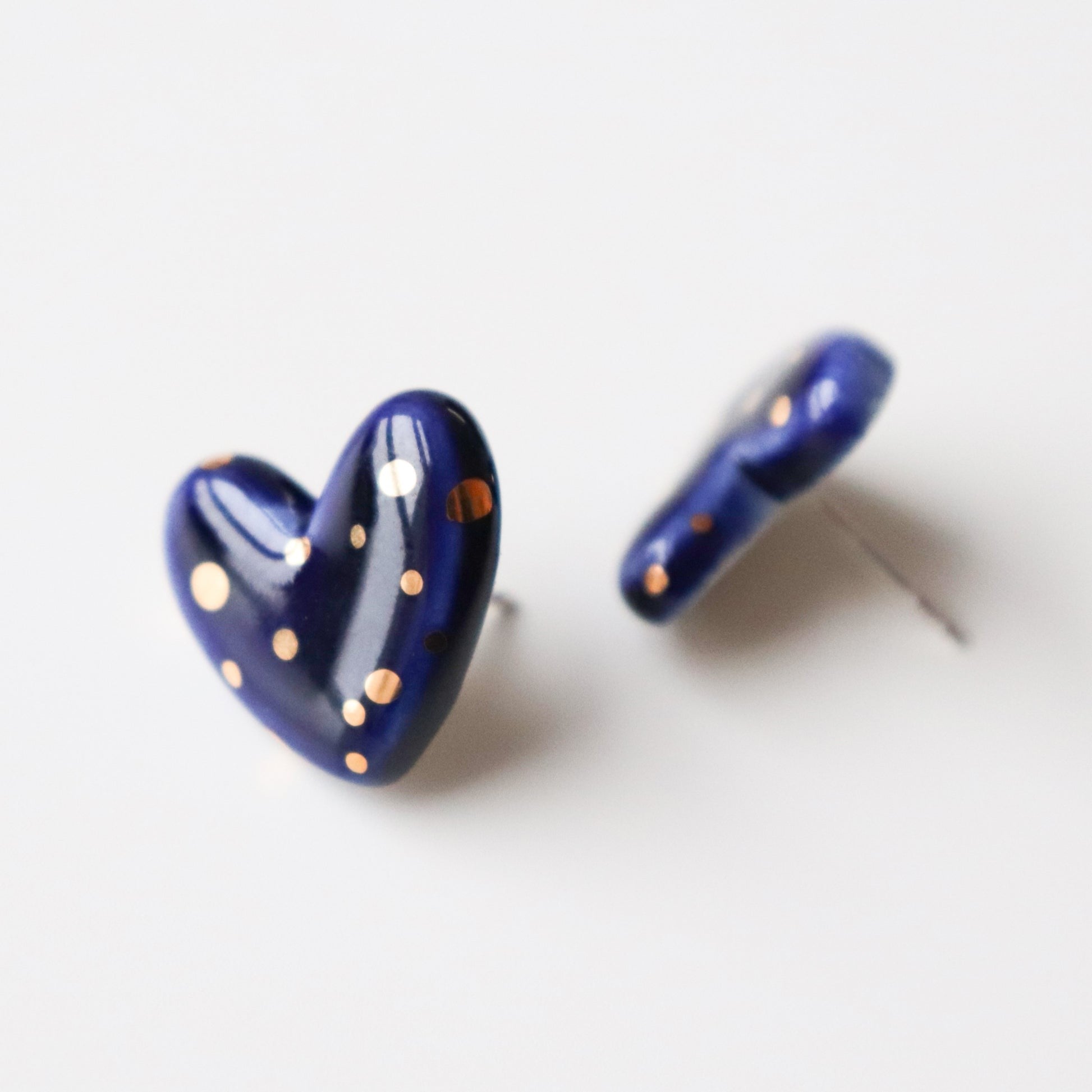 Puces d'oreilles cœur en porcelaine pointillée bleu, vue détaillée