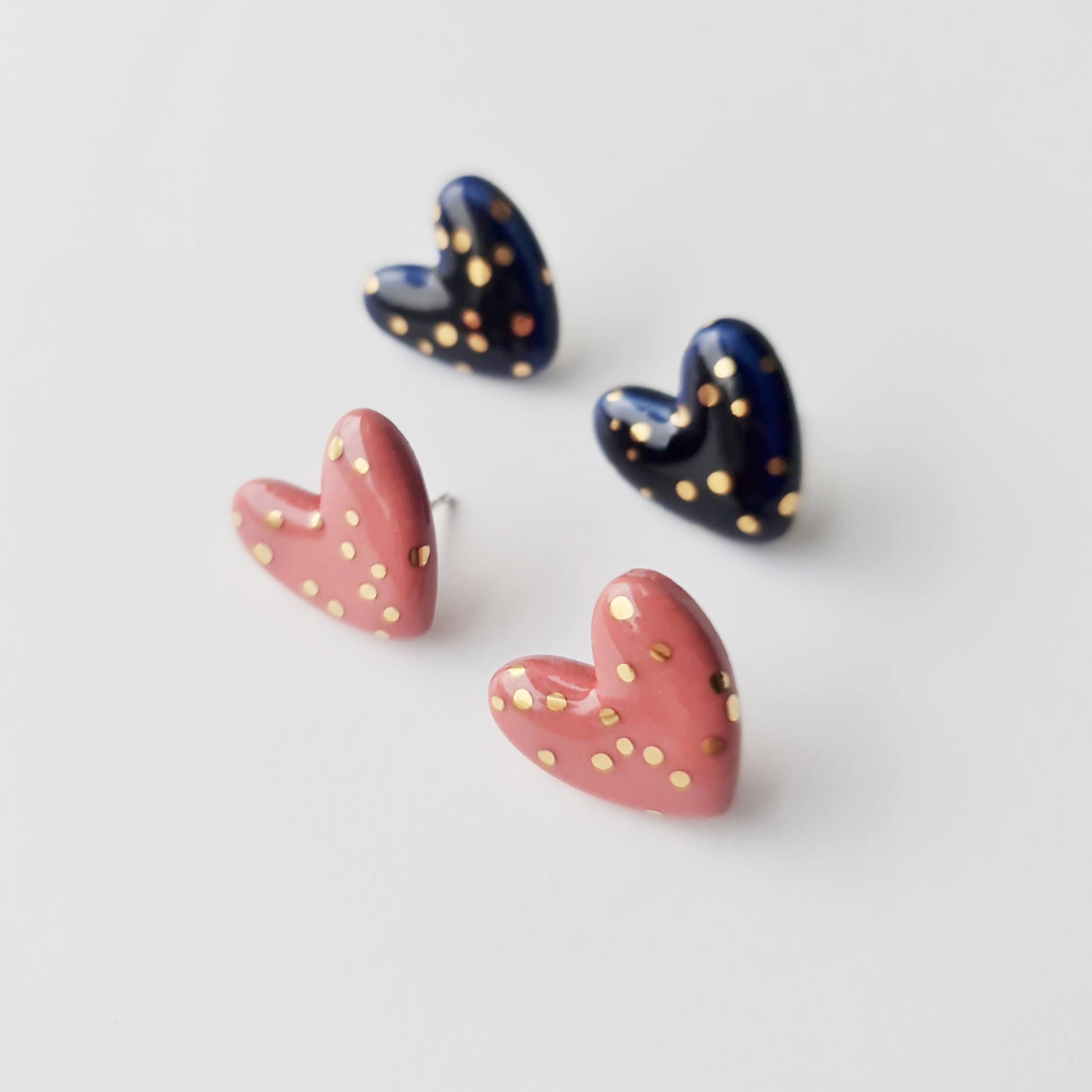 Puces d'oreilles cœur en porcelaine pointillée bleu, vue éditoriale