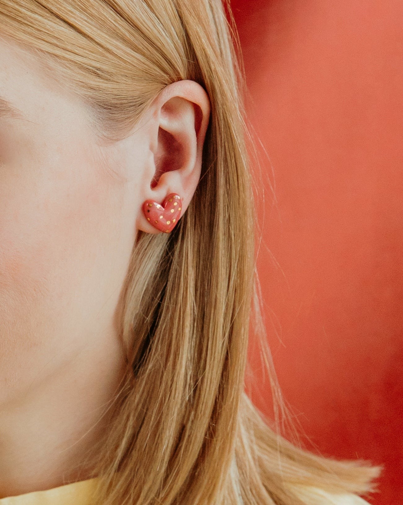 Puces d'oreilles cœur en porcelaine pointillée rose, vue produit