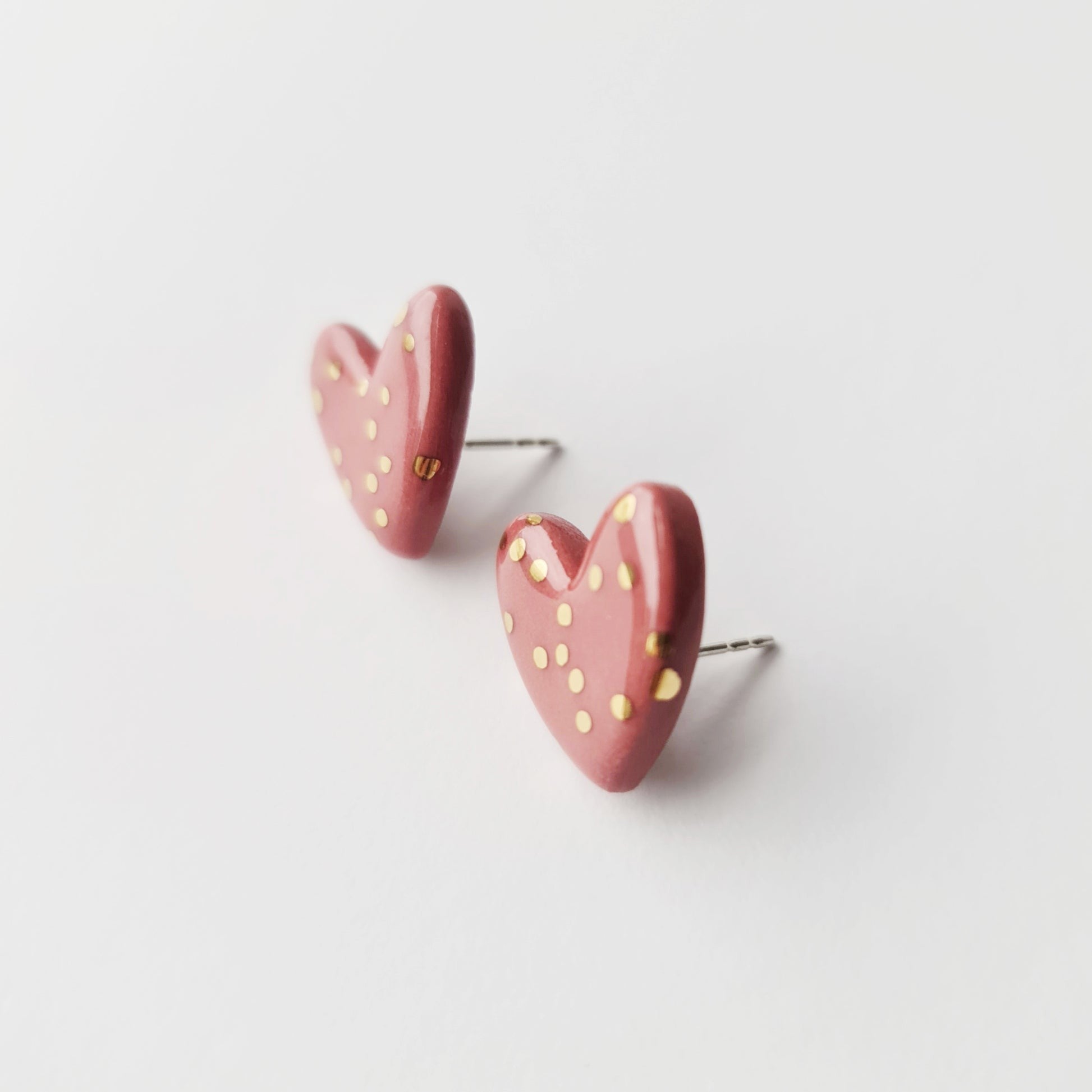 Puces d'oreilles cœur en porcelaine pointillée rose, vue alternative