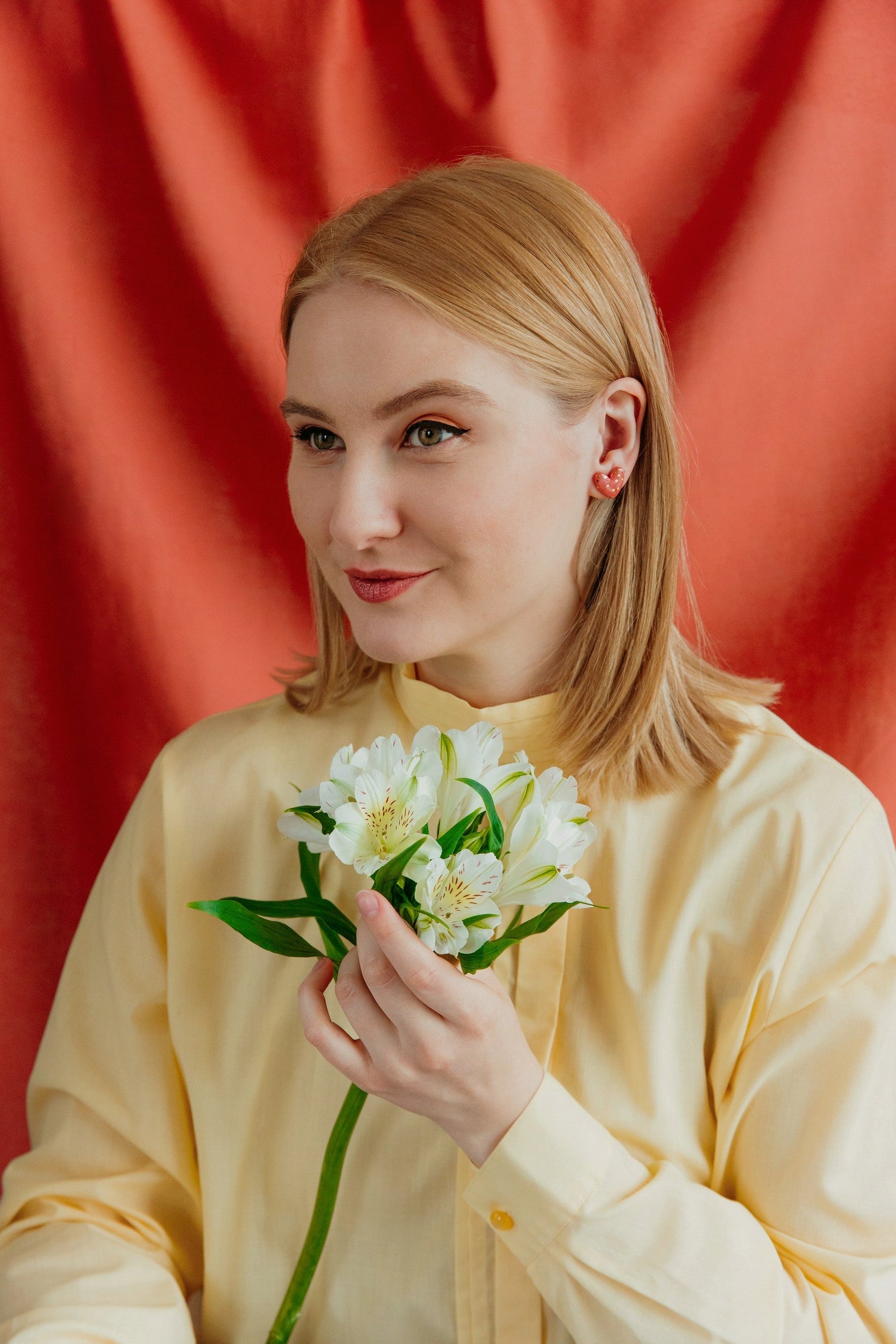 Puces d'oreilles cœur en porcelaine pointillée rose, vue détaillée
