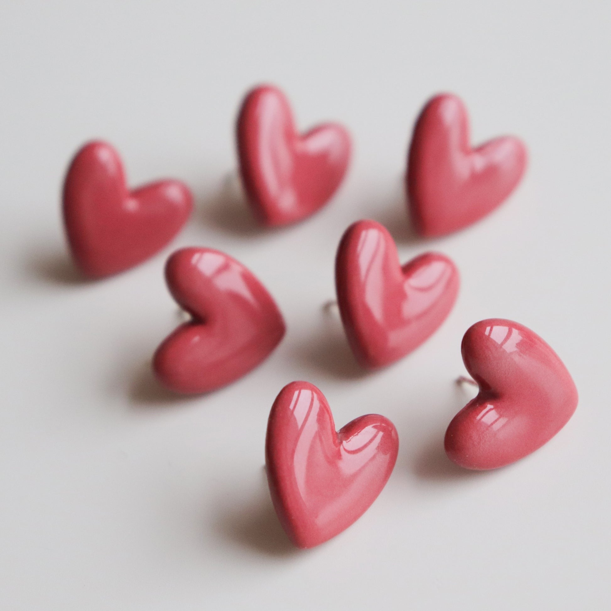 Puces d'oreilles cœur en porcelaine rose, vue produit