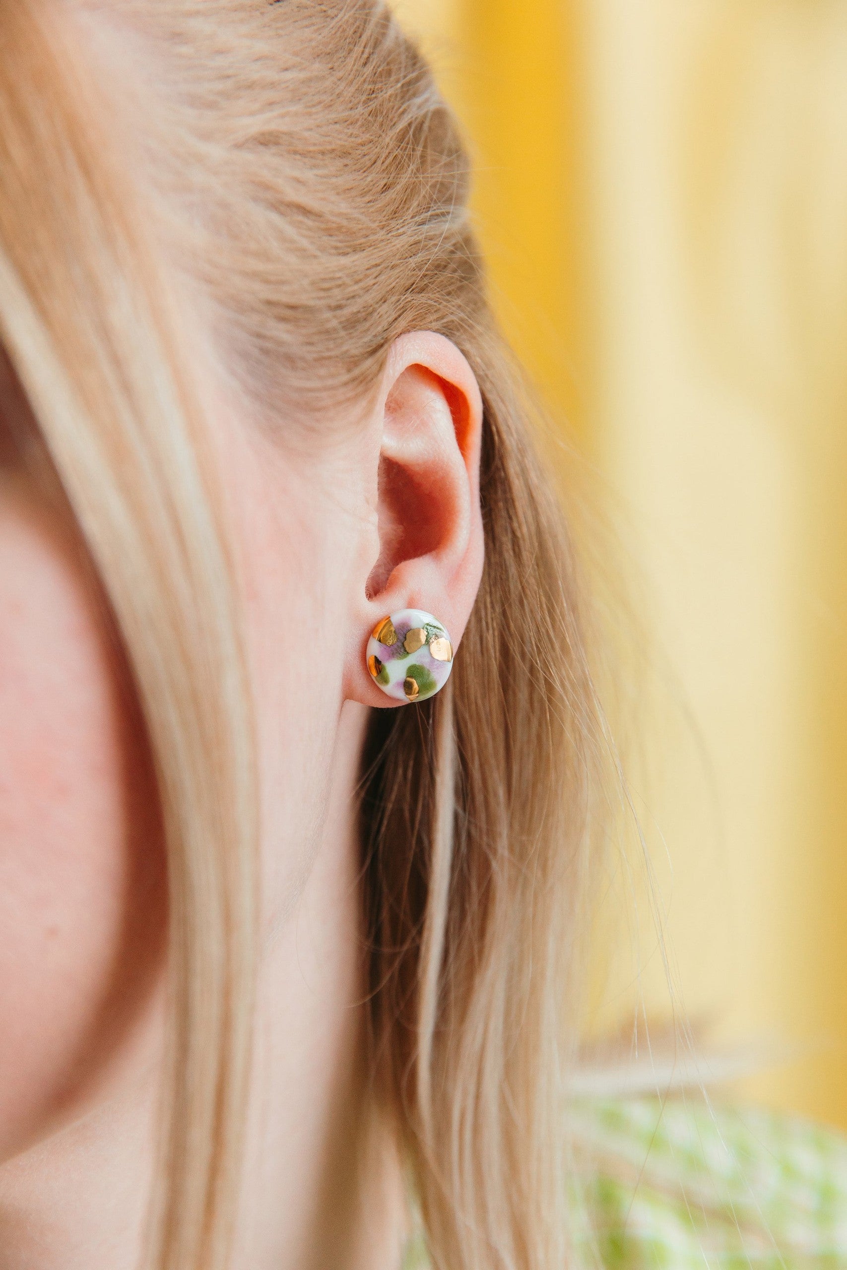 Puces d'oreilles Tache en porcelaine bleu et orange, vue alternative
