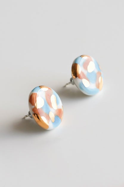 Puces d'oreilles Tache en porcelaine bleu et orange, vue détaillée