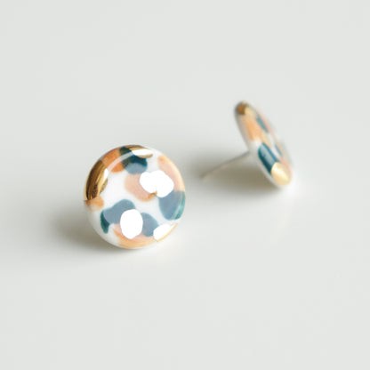 Puces d'oreilles Tache en porcelaine vert et orange, vue détaillée