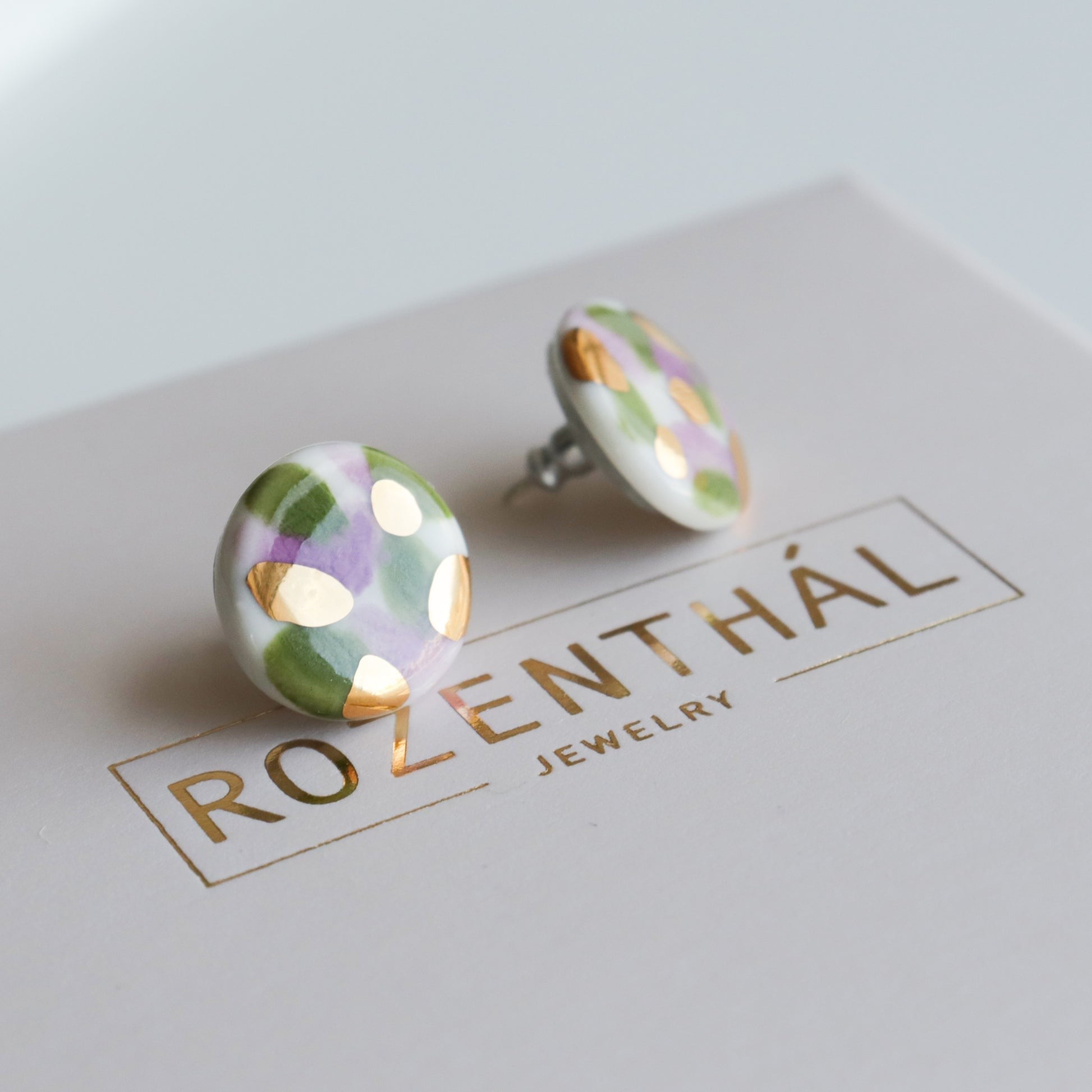 Puces d'oreilles Tache en porcelaine vert et violet, vue verticale