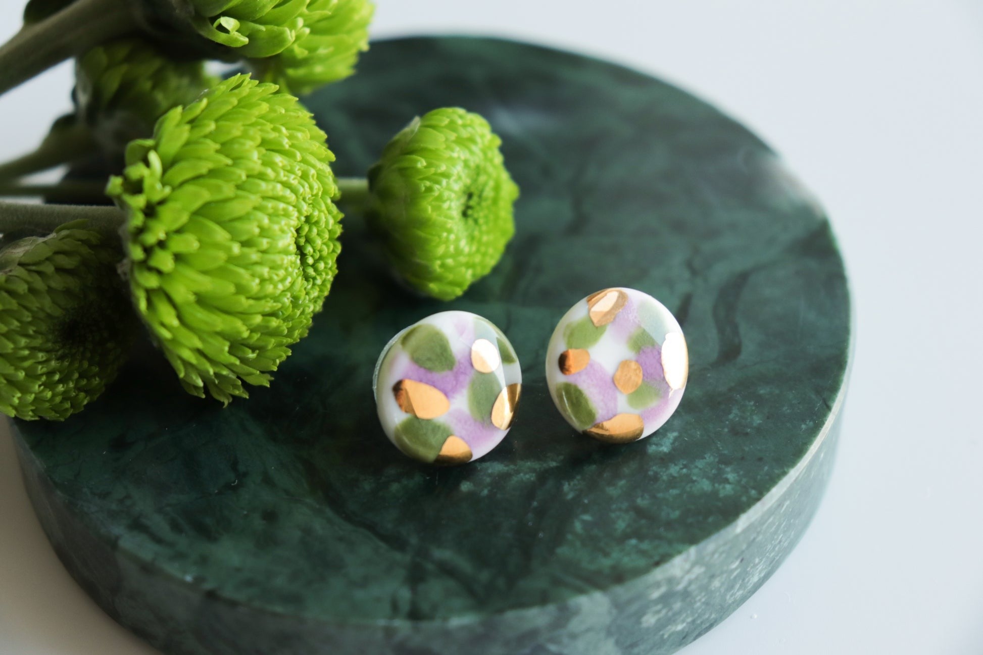Puces d'oreilles Tache en porcelaine vert et violet, vue horizontale